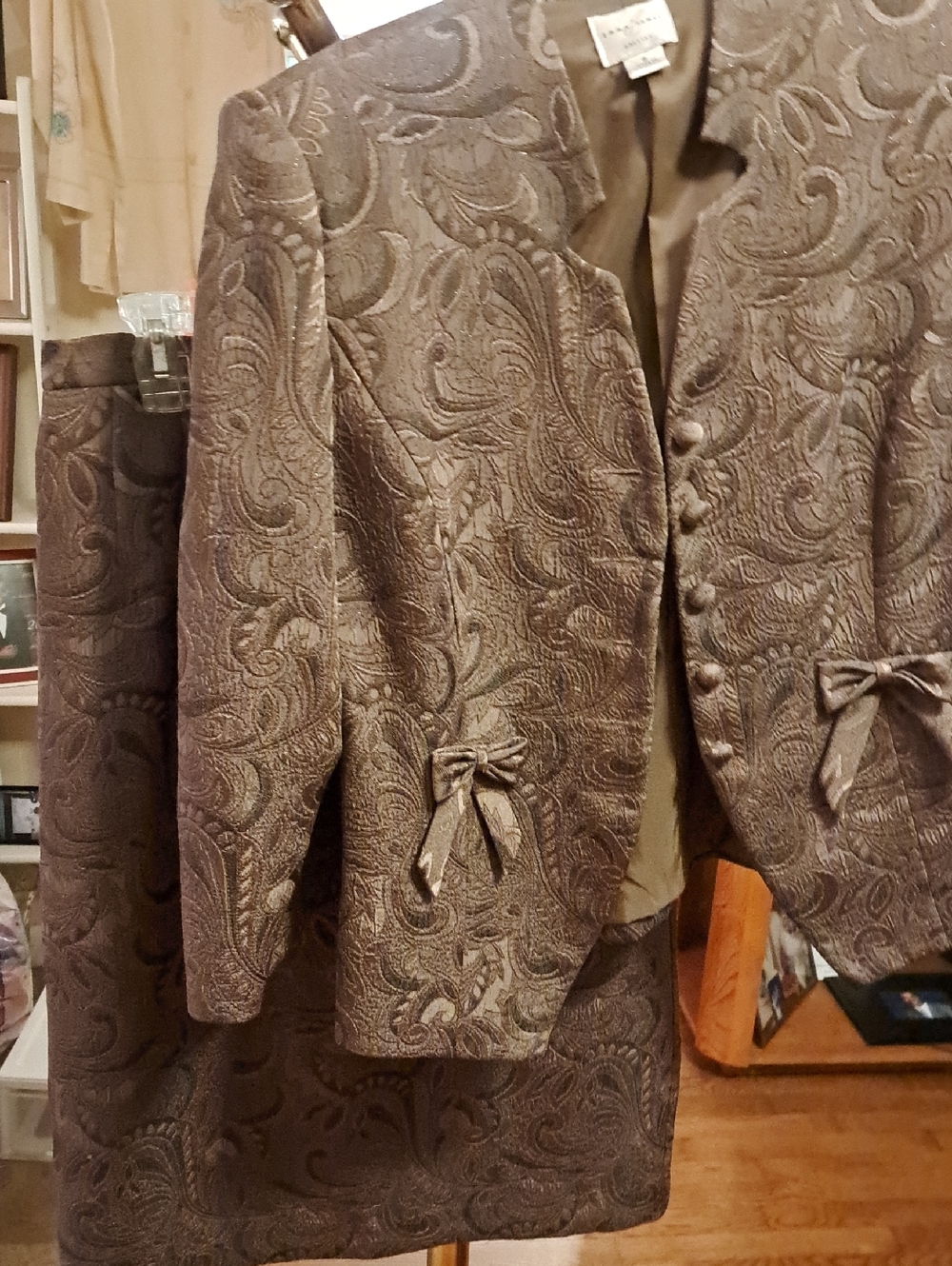 Elegant Emma James Brown Paisley Jacquard Women's Suit-Classic Formal Style